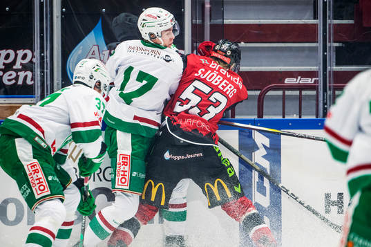 Rögles Simon Zether med Malmö Redhawks Albert Sjöberg