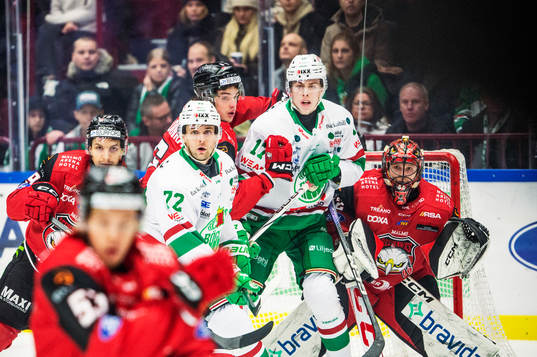 Rögles Simon Zether framför Malmö Redhawks Fredrik