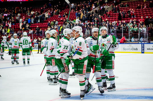 Rögles spelare jublar med supportrarna
