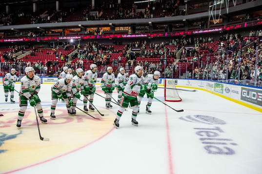 Rögles spelare jublar med supportrarna