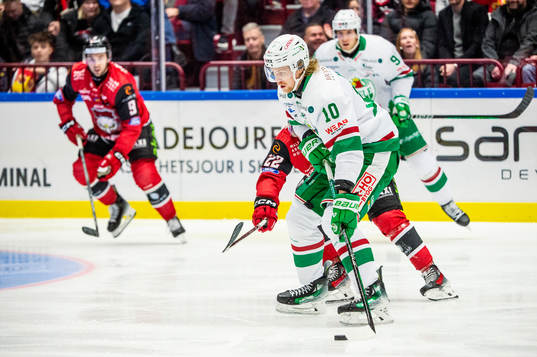 Rögles Rodrigo Abols mot Malmö Redhawks Janne Kuokkanen