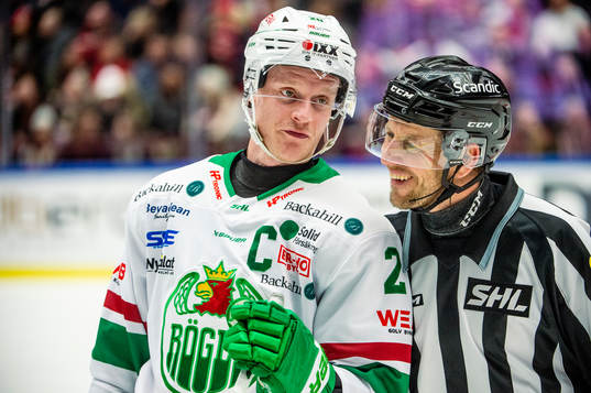 Rögles Anton Bengtsson och linjedomare Anders Nyqvist