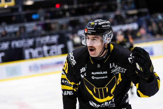 Västerås Nicholas Hutchison jublar