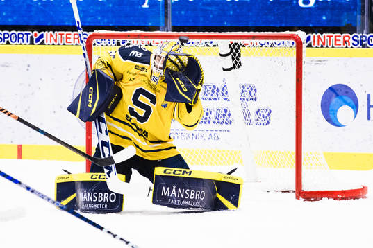 Södertäljes målvakt Tomas Sholl med en räddning