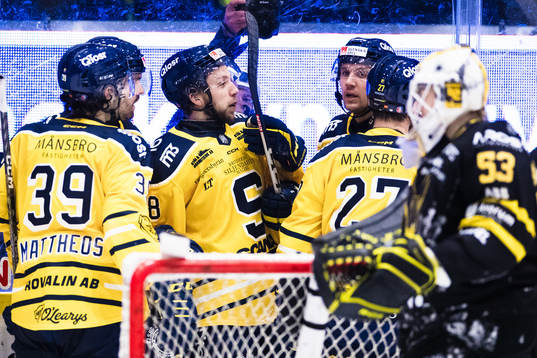 Södertäljes Emil Alba jublar