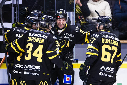 Västerås Nicholas Hutchison jublar