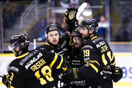 Västerås Amil Krupic jublar med lagkamrater