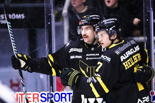 Västerås Nicholas Hutchison jublar med Hannes Hellberg