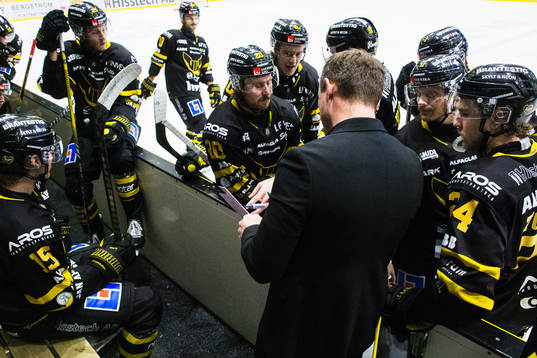 Västerås tränare Karl Helmersson och spelare i en timeout