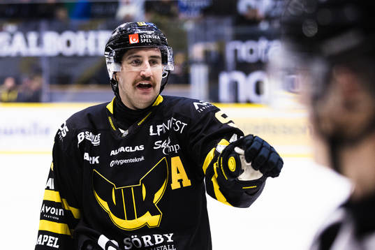 Västerås Nicholas Hutchison reagerar