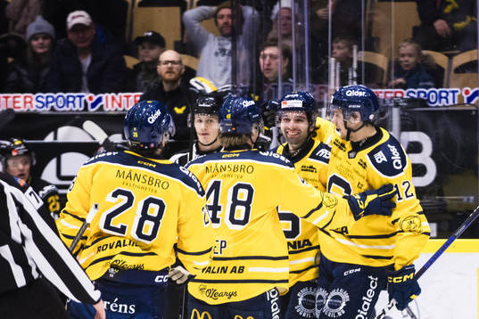 Södertäljes Stelio Mattheos jublar med Emil Alba, Ozbej
