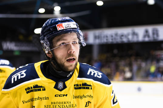 Södertäljes Emil Alba jublar