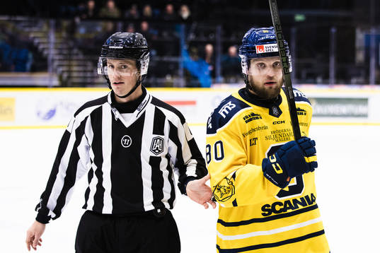 Södertäljes Ludwig Blomstrand med domare