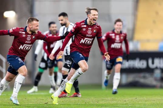 Örgrytes Viktor Lundberg jublar