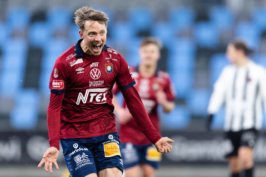 Örgrytes Viktor Lundberg jublar