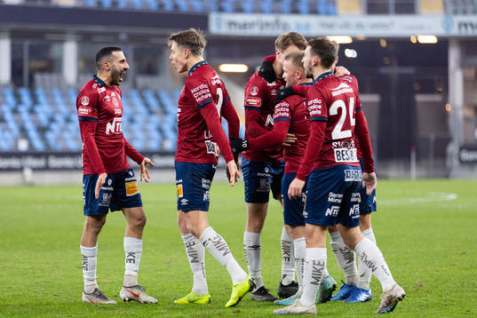 Örgrytes Viktor Lundberg jublar med lagkamrater