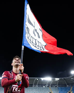 Örgrytes Daniel Paulson firar med supportrarna