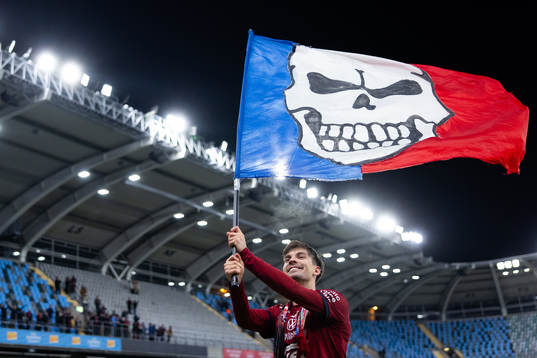 Örgrytes Daniel Paulson firar med supportrarna