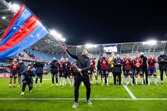 Örgrytes tränare Xabier Ruiz Ocenda jublar framför