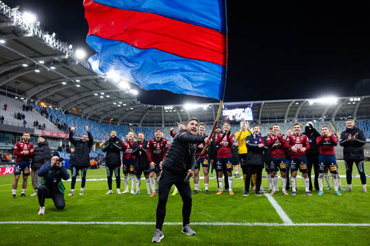 Örgrytes tränare Xabier Ruiz Ocenda jublar framför