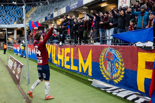 Örgrytes Daniel Paulson firar med supportrarna