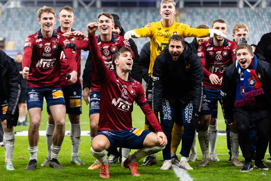 Örgrytes Daniel Paulson jublar med lagkamraterna