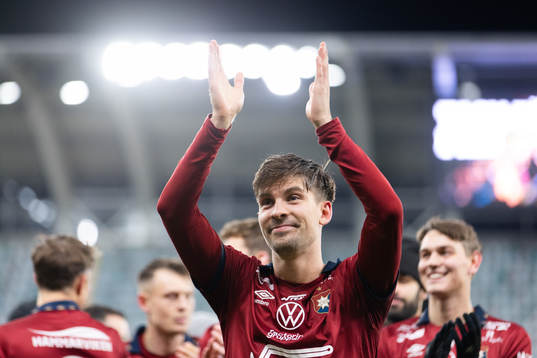 Örgrytes Daniel Paulson jublar med lagkamraterna