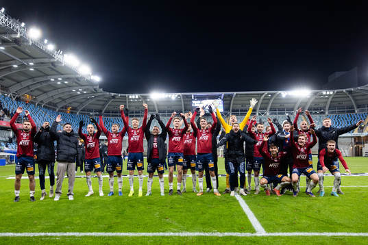 Örgrytes spelare och ledare jublar