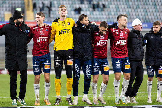Örgrytes spelare och ledare jublar
