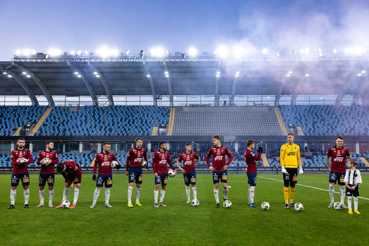 Örgrytes spelare på line up innan fotbollsmatchen i