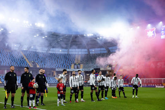 Nordic Uniteds spelare på line up innan fotbollsmatchen i