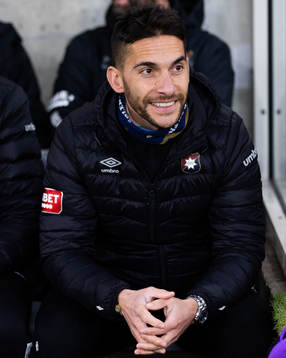 Örgrytes tränare Xabier Ruiz Ocenda innan fotbollsmatchen