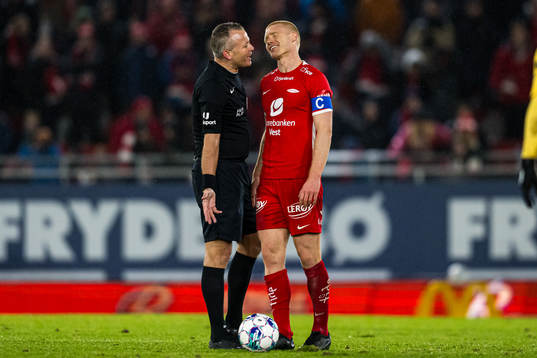 Svein Oddvar Moen, referee, and Sivert Heltne Nilsen of