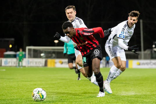Brommapojkarnas Zeidane Inoussa och Utsiktens Allan Mohideen