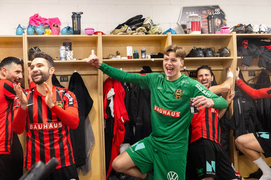 Brommapojkarnas målvakt Filip Sidklev jublar i
