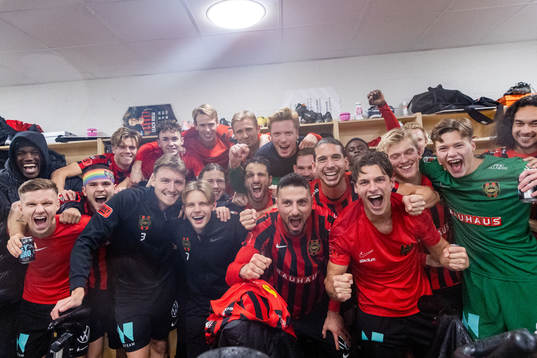 Brommapojkarnas spelare jublar i omklädningsrummet