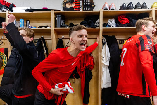 Brommapojkarnas Samuel Leach Holm jublar i