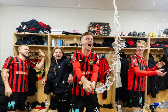 Brommapojkarnas Samuel Leach Holm jublar med Amadeus