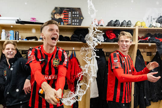 Brommapojkarnas Samuel Leach Holm jublar i