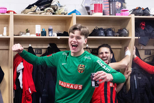 Brommapojkarnas målvakt Filip Sidklev jublar