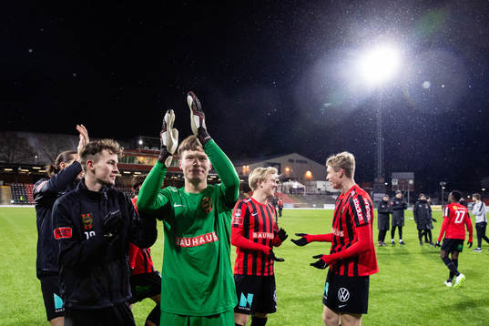 Brommapojkarnas målvakt Filip Sidklev jublar