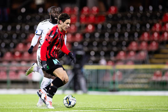 Brommapojkarnas Kevin Ackermann och Utsiktens Ronald Mukiibi