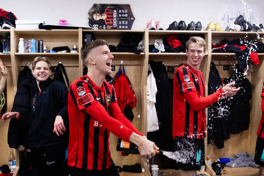 Brommapojkarnas Samuel Leach Holm jublar med Oscar
