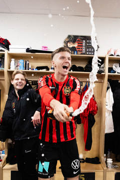 Brommapojkarnas Samuel Leach Holm jublar