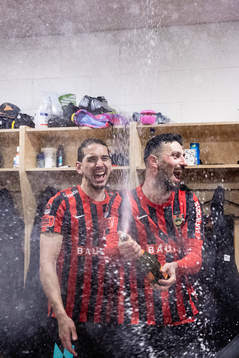 Brommapojkarnas Nikola Vasic och Rebin Sulaka jublar i