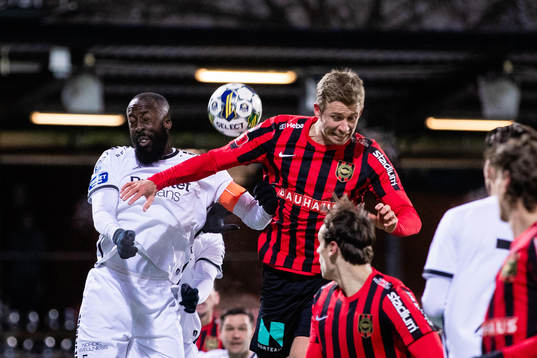 Utsiktens Ronald Mukiibi och Brommapojkarnas Ludvig Fritzson