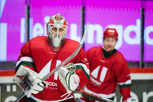 MoDos målvakt Olle Eriksson Ek innan ishockeymatchen i SHL