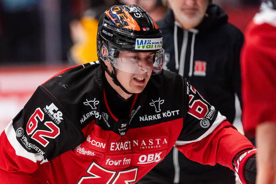 Örebros Robert Leino lämnar isen