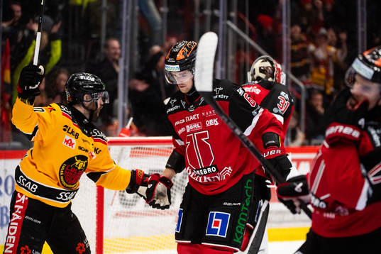 Luleås Einar Emanuelsson jublar för 1-1 målet och