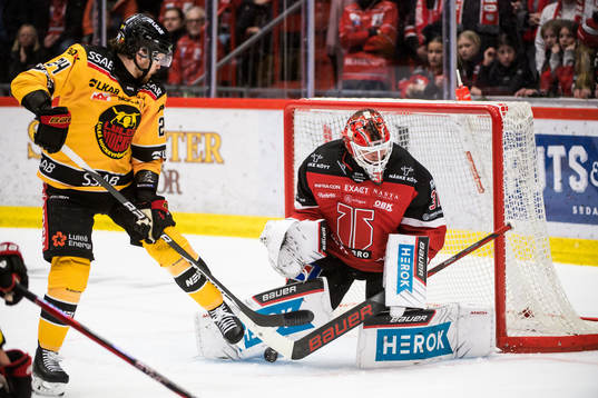 Luleås Brendan Shinnimin och Örebros målvakt Jonas